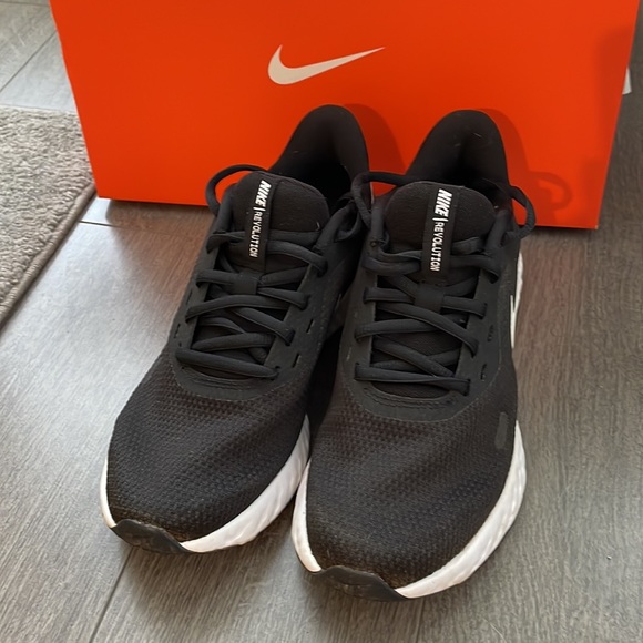 ✨SOLD✨ Nike Revolution 5 Women’s Running Shoe -size 7 - Picture 2 of 7